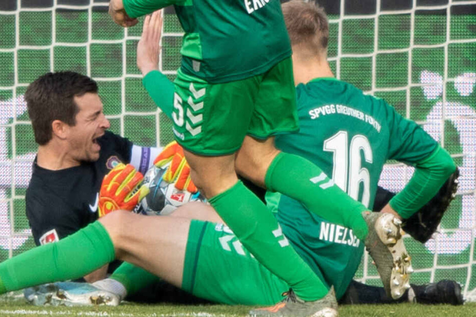 Aue-Keeper Martin Männel prasselt mit Fürths Havard Nielsen zusammen.