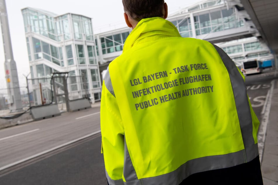 Ein Mitarbeiters der "Task-Force Infektiologie" am Flughafen München.