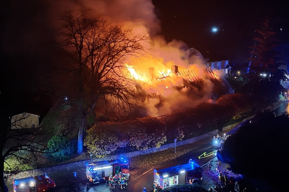 Zehn Ortsfeuerwehren waren bis in die Morgenstunden mit den Löscharbeiten im Einsatz.