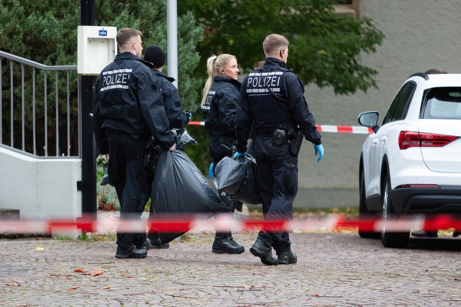 Die Einsatzkräfte fanden die 56-Jährige leblos in ihrer Wohnung. (Symbolbild)