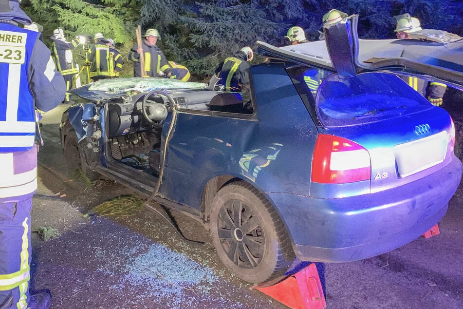 Der Fahrer des Audi musste von der Feuerwehr aus seinem Fahrzeug befreit werden.