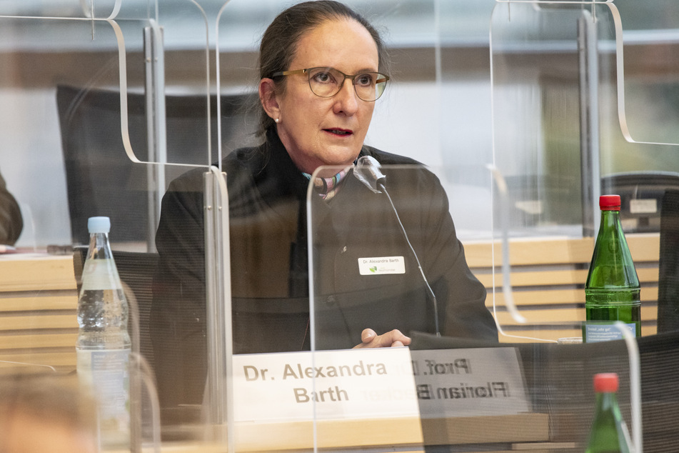 Alexandra Barth, Amtsärztin des Gesundheitsamtes Neumünster, spricht im Plenarsaal des Landtags.
