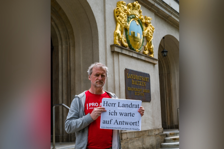 Pfarrer Jörg Michel (57) rief am Montag vor dem Landratsamt Bautzen den Hungerstreik aus.