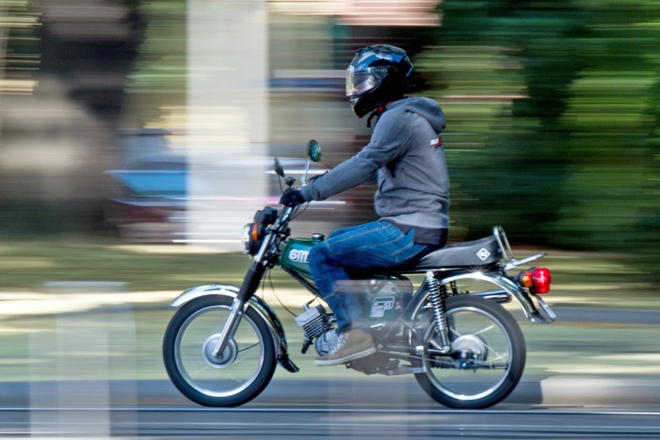 Der Simson-Fahrer gab Gas, als Polizisten ihn kontrollieren wollten – mit verheerenden Folgen. (Symbolbild)