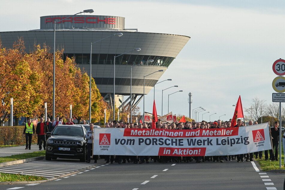 Warnstreik: Über 1000 Beschäftigte des Porsche-Werkes in Leipzig legten am Nachmittag für über eine Stunde ihre Arbeit nieder.