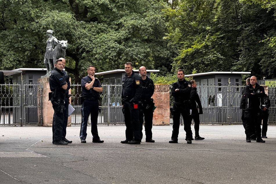 Polizisten bewachen den Eingang des Nürnberger Tiergartens.