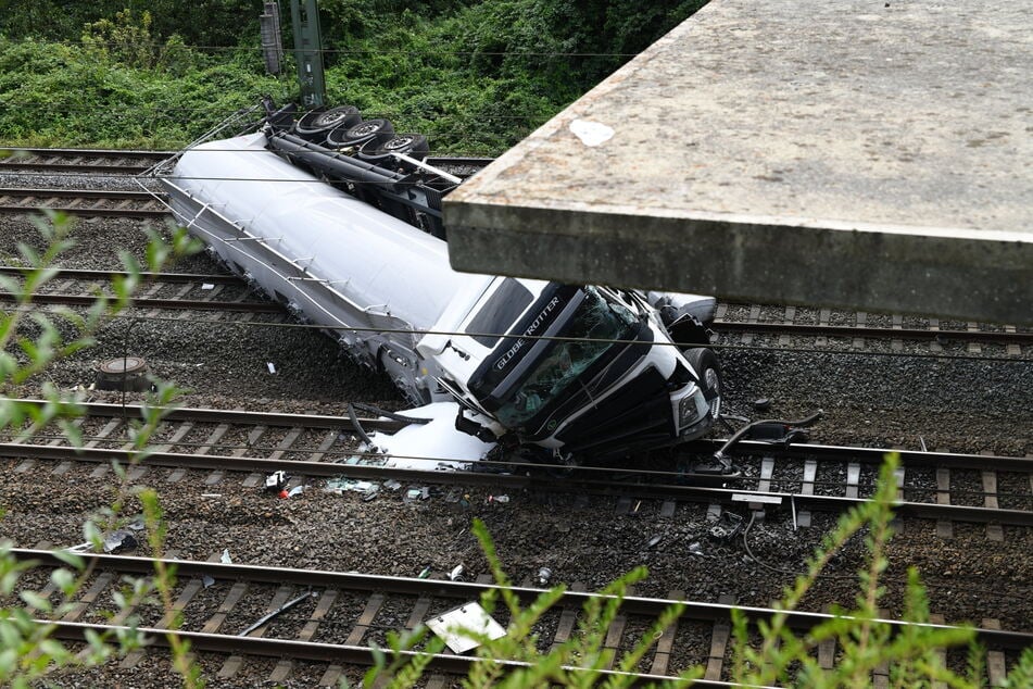 Der Lastwagen ist im Kerpener Stadtteil Horrem mitten ins Gleisbett gestürzt.