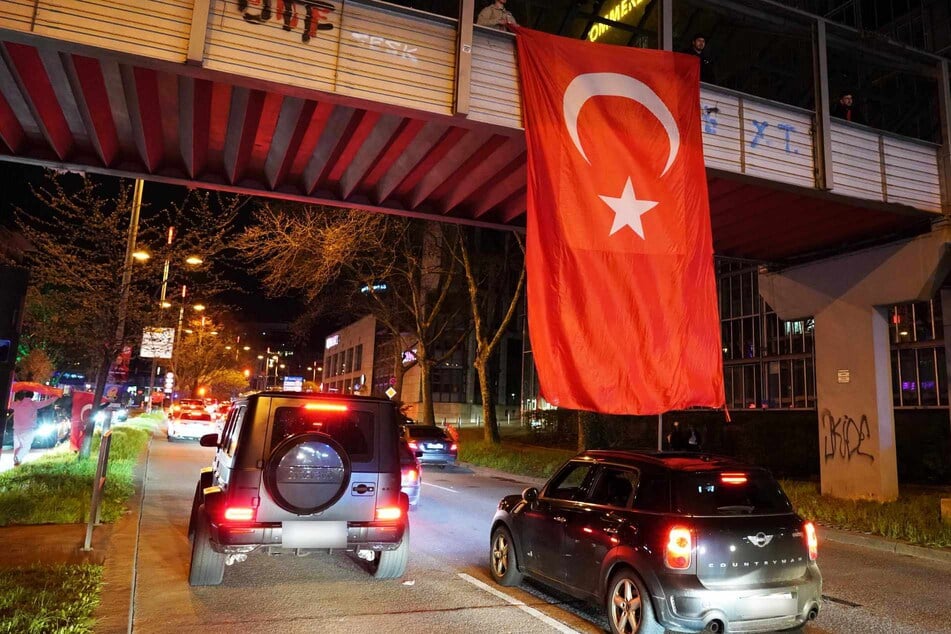 In Stuttgart zogen mehrere Türkei-Fans durch die Straßen und zeigten Flagge.