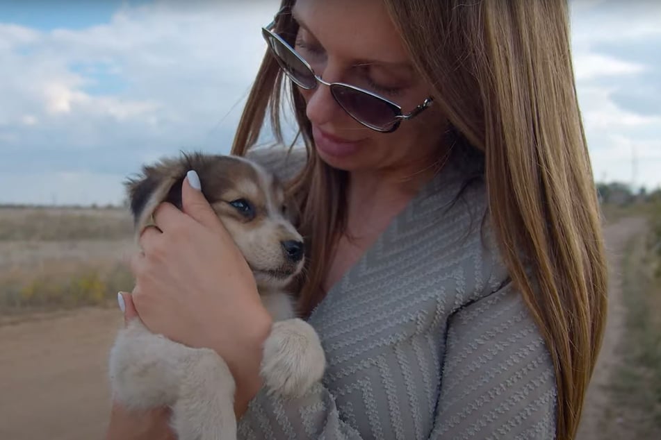 Tierschützerin Olena kuschelt mit ihrem Findling, dem Welpen Misha.