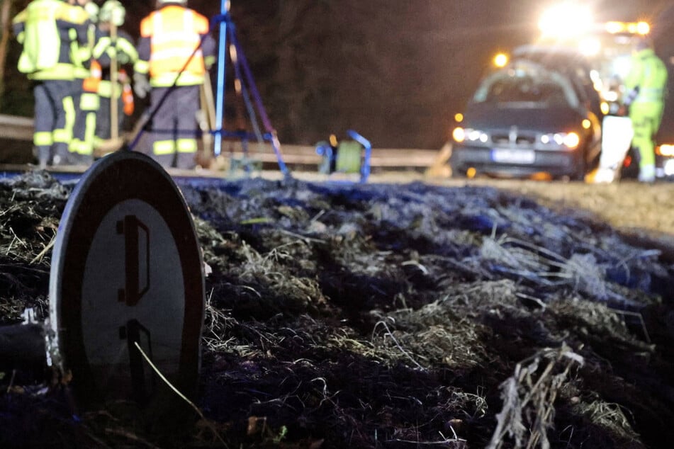 Das bei dem Überschlag überrollte Verkehrsschild wies auf ein geltendes Überholverbot hin. Dies wurde vermutlich von dem Fahrer ignoriert.