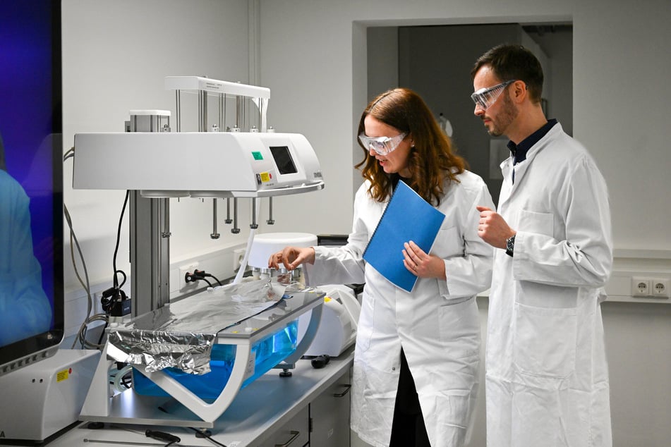 Bei den CUP Laboratorien Dr. Freitag GmbH testen Rebecca Siegert (42, Sales) und Dr. Marco Nousch (46, Leiter Mikrobiologie), wie Tabletten im Körper wirken.