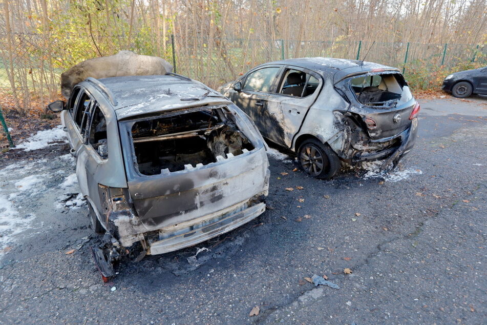 An der Erfenschlager Straße standen ein Opel und ein Skoda in Flammen.
