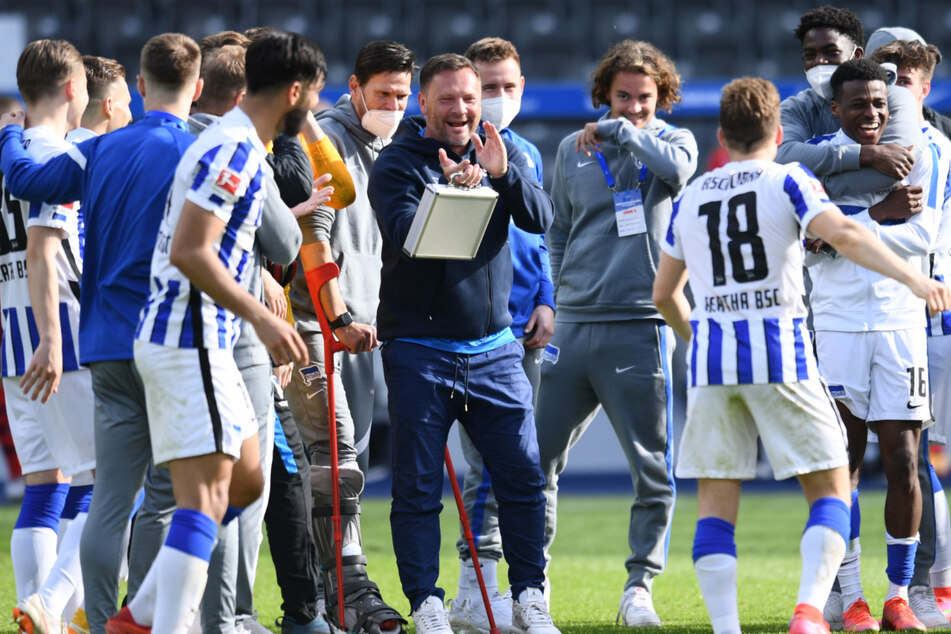 Hertha-Retter Pal Dardai (45, M.) feiert mit seiner Mannschaft den Klassenerhalt.