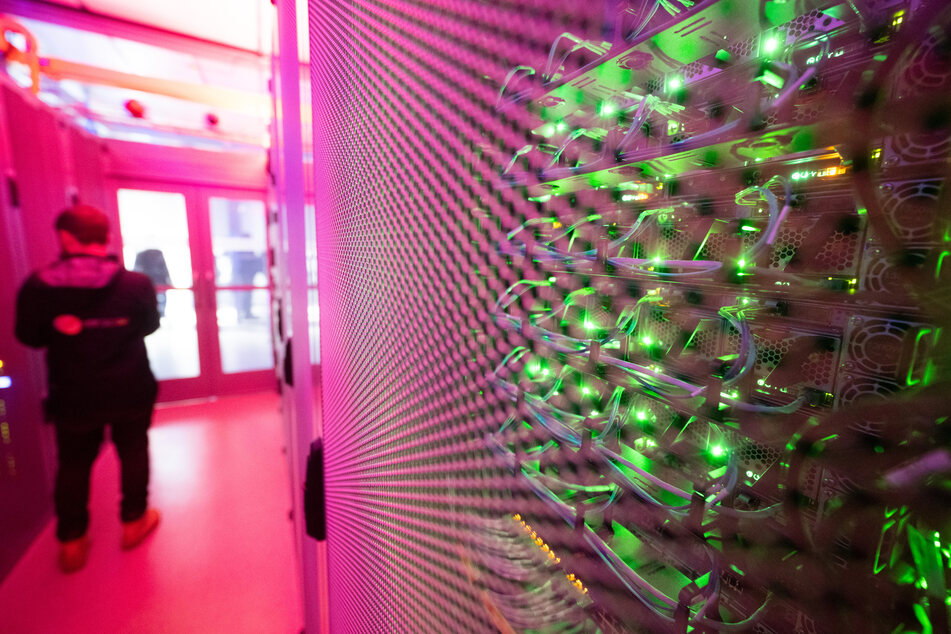 Grüne LEDs leuchten nach der Vorstellung einer Studie zur Situation der Informations- und Kommunikationstechnikbranche in Hessen in einem Rechenzentrum der Telehouse Deutschland GmbH in einem Serverraum.