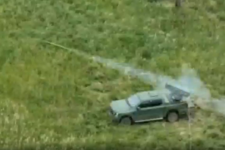 Ein ukrainisches Technical feuert mit einem Raketenwerfer vom Typ Sivalka auf russische Stellungen im Donbass.