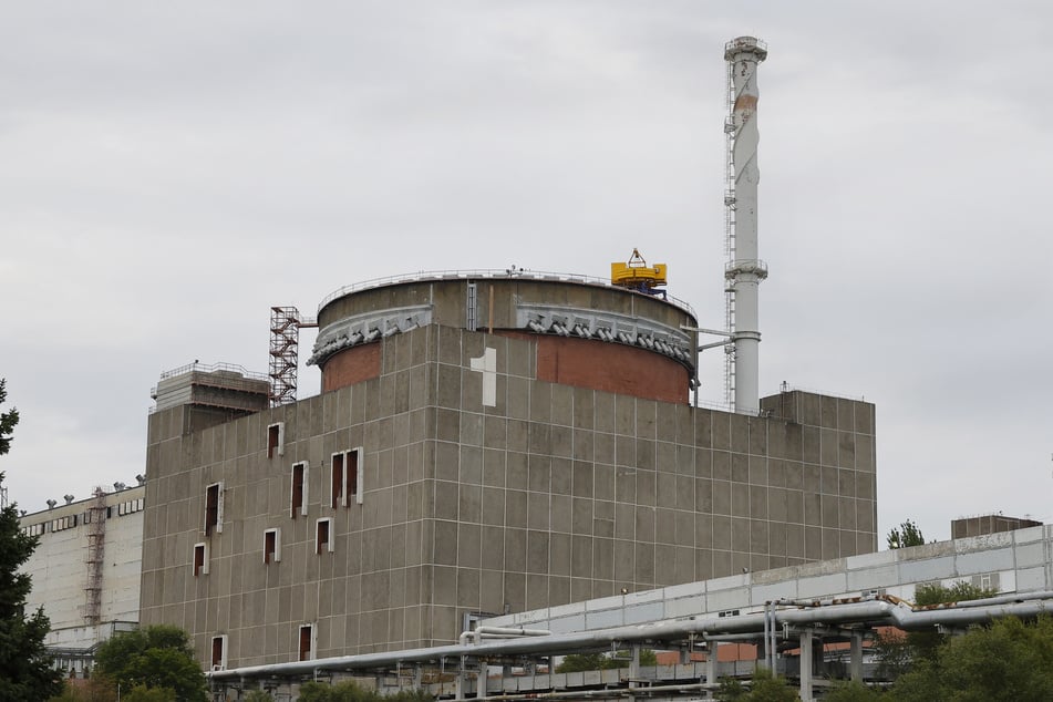 Das mit sechs Reaktoren größte AKW Europas liegt im umkämpften Gebiet Saporischschja, das teils von der Ukraine, teils von Russland kontrolliert wird. Warnungen vor einem möglichen Kontrollverlust und einer nuklearen Katastrophe gibt es seit langem.