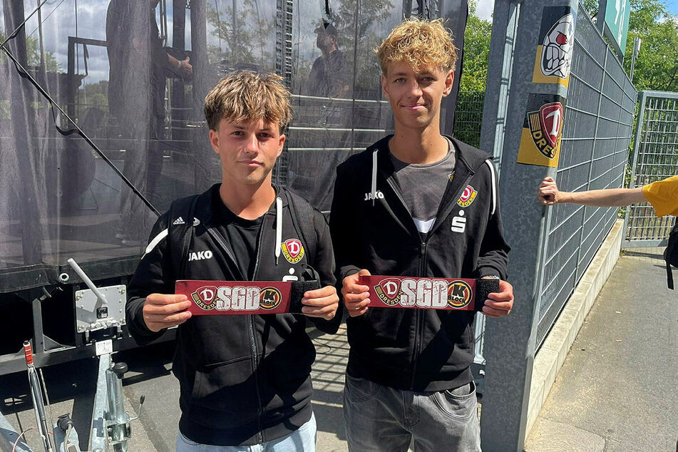 "U17"-Kapitän Otto Melzer (16, l.) und "U19"-Kapitän Collin Förster (17, r.) bekamen auf der Bühne ihre Binden überreicht.