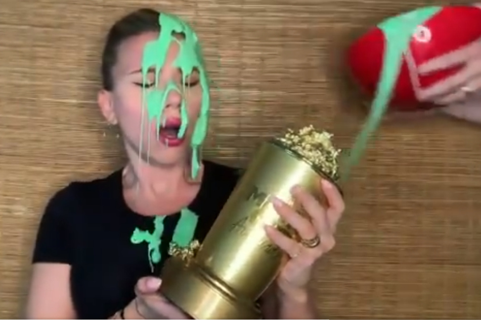 Scarlett Johansson (36) wurde mit dem MTV Generation Award ausgezeichnet - und mit einem Schuss grüner Farbe.