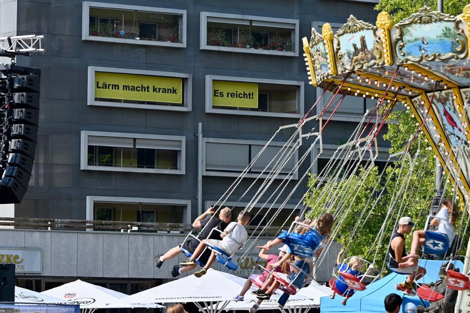 "Lärm macht krank. Es reicht!" steht auf einem Banner, das die Anwohner erstmals zum Stadtfest aufgehängt haben.