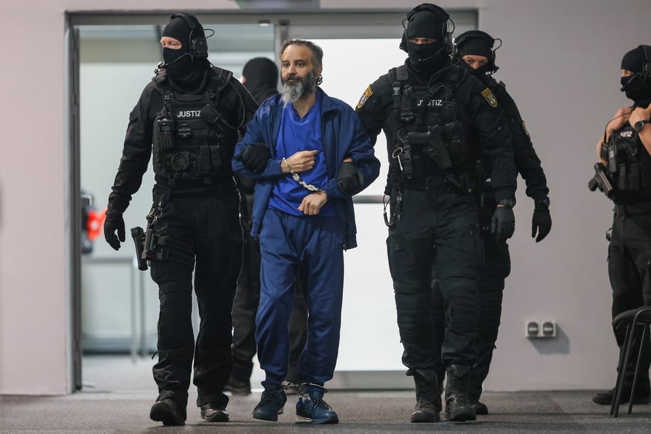 Der Attentäter hatte hunderte Seiten mit Anträgen vorbereitet.