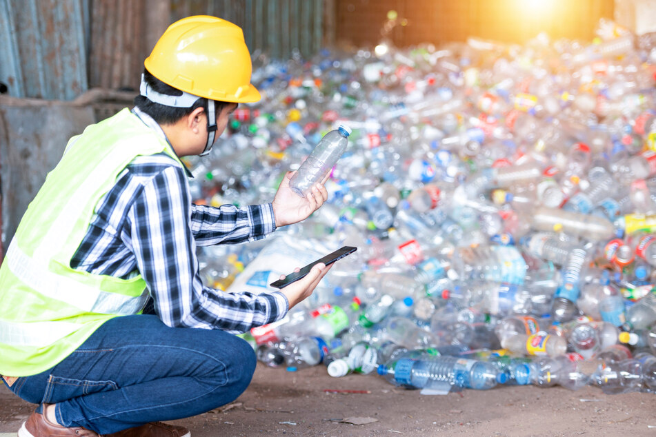 Nur der Bruchteil recyclebaren Kunststoffs wird tatsächlich wiederverwendet. Der Rest lagert irgendwo auf der Welt und schwimmt im Meer. Es dauert teils Hunderte von Jahren, bis sich Plastikverpackungen zersetzen. (Symbolfoto)