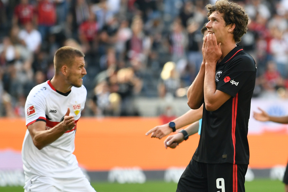 Eintrachts Sam Lammers (r.) ärgert sich über eine vergebene Chance.