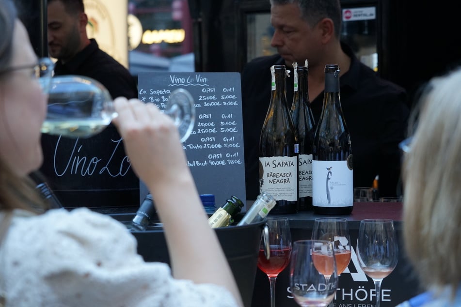 Insgesamt erwarten die Besucher und Besucherinnen rund 50 handverlesene Weine aus ganz Deutschland. Kuratiert von kleinen Winzerbetrieben und großen Namen der internationalen Weinwelt.