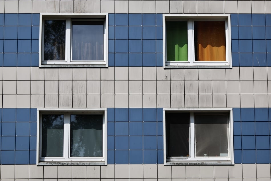 Das Mädchen stürzte aus dem dritten Stock auf den Gehweg. (Symbolbild)