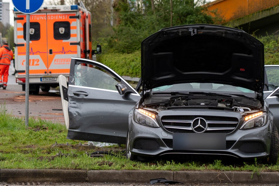 Für die Frau an Bord des Mercedes kam jede Hilfe zu spät. Ihr Mann und ihr Kind wurden bei dem Crash leicht verletzt.