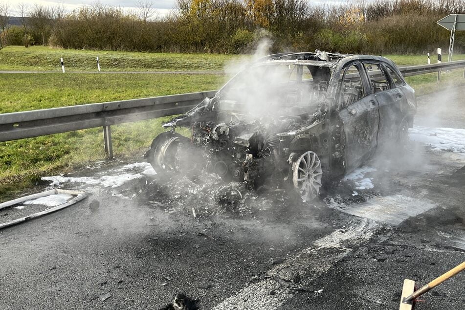 Direkt an der Anschlussstelle Weimar, in Fahrtrichtung Dresden, ging das Fahrzeug auf dem Standstreifen in Flammen auf, wie aus Angaben der Polizei hervorging.