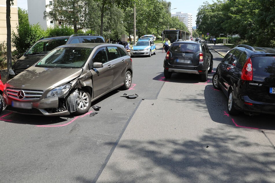 Links: der Mercedes, hinten rechts: der Dacia Duster, ganz rechts: der gerammte Mazda 5.