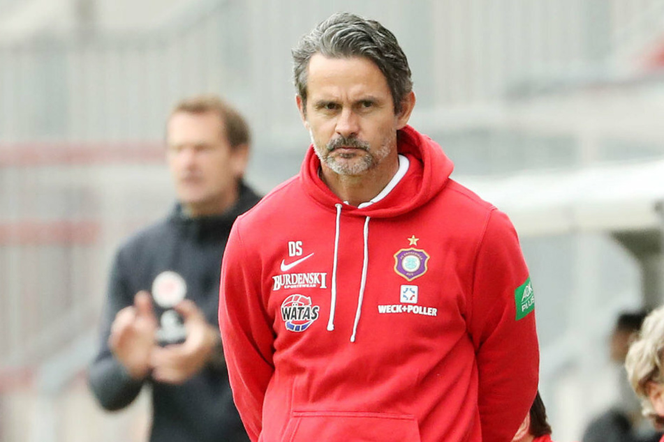 Dirk Schusters Blick sagt alles! Der FCE-Coach war mit der Chancenverwertung seiner Mannschaft bei der 1:2-Pleite auf St. Pauli total unzufrieden.