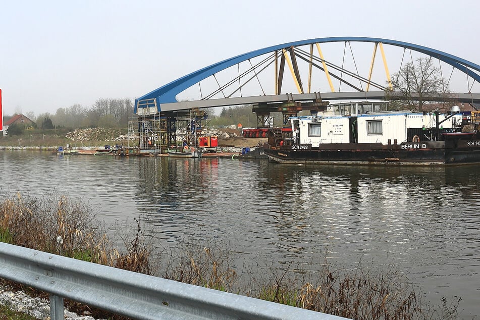 Auf dem Elbe-Havel-Kanal in Genthin war am Samstag ein Boot gekentert. (Symbolbild)