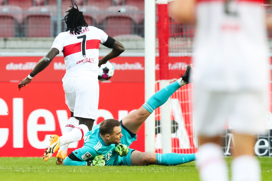 Hier brachte Tanguy Coulibaly (19) Bayerns Schlussmann Manuel Neuer (34) offenbar zu Fall.