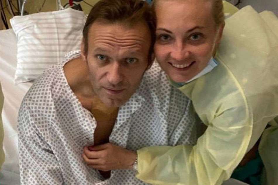 Die Kinder des russischen Kremlkritikers machen ein Selfie mit Nawalny und dessen Frau Julia am Krankenbett in der Charite.