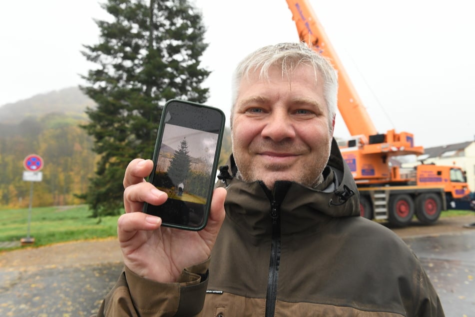 Guido Stenzel (45) wurde mit dem Baum groß: Seine Mutter pflanzte die Nordmanntanne Anfang der 1980er-Jahre im damaligen Kleingarten der Familie, was auch Fotos dokumentieren.