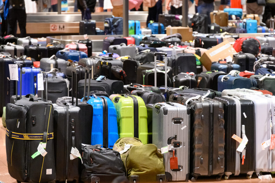 Koffer-Chaos am Flughafen! Passagiere sollen ihr Gepäck selbst suchen