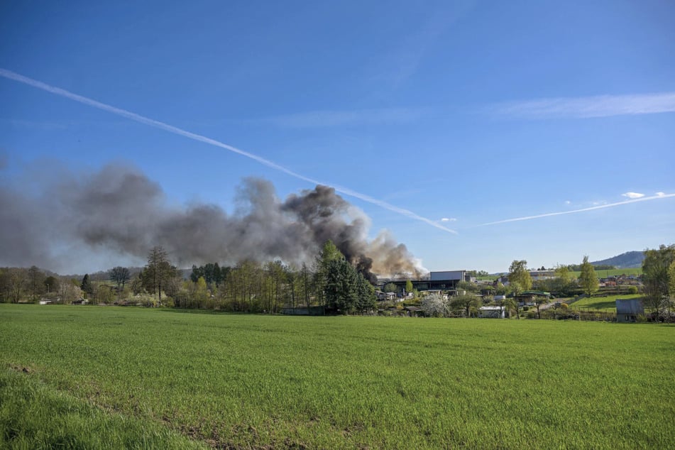 Laut TAG24-Informationen soll die Rauchwolke kilometerweit zu sehen gewesen sein.