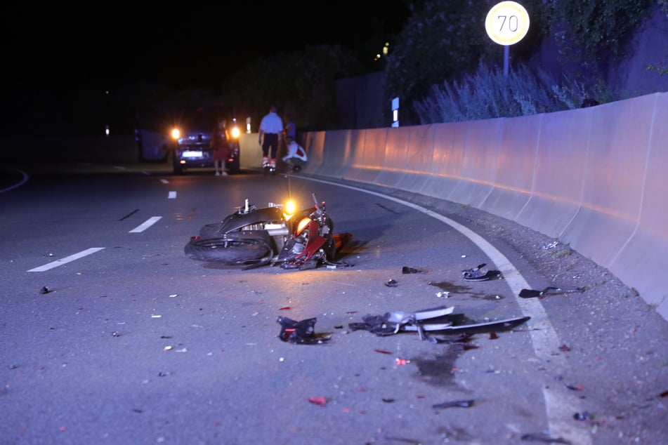 Auf der B170 in Richtung Dresden krachte ein Motorradfahrer mit einem Opel Vivaro zusammen.