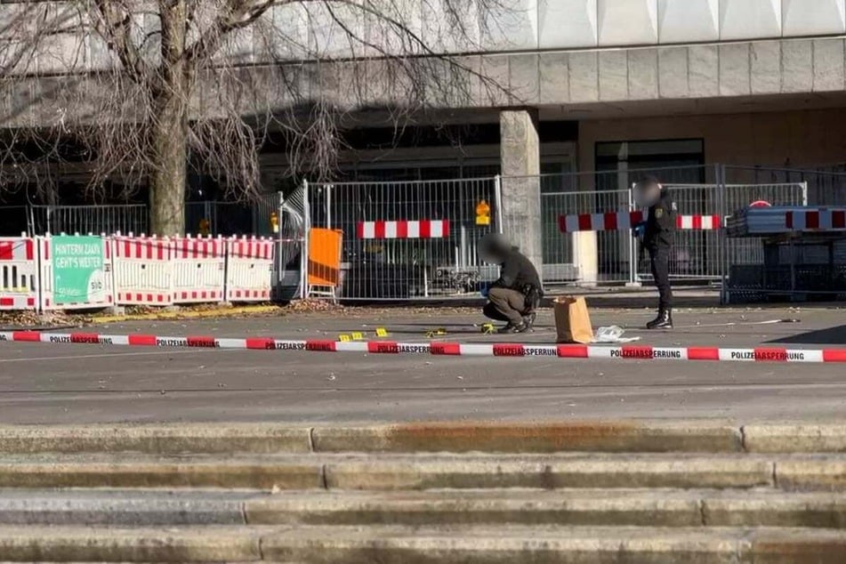 Beamte der Polizei untersuchten am Samstagmorgen den Tatort.