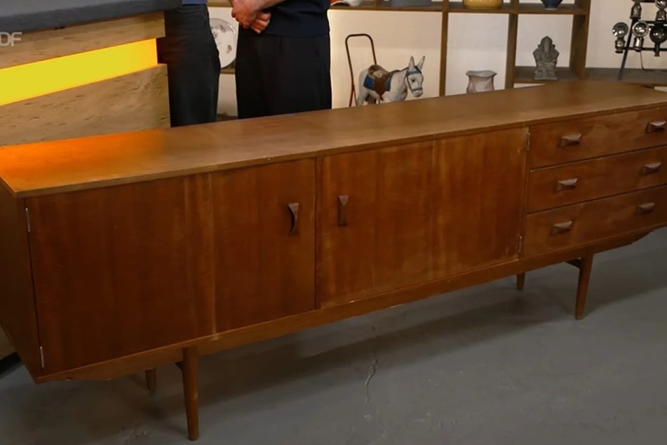 Das Sideboard wurde zwischen 1960 und 1970 in den Niederlanden angefertigt.