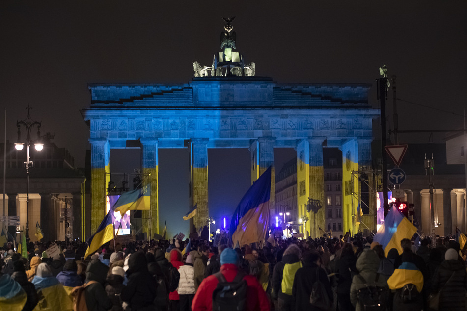 Wie hier in Berlin kamen viele Menschen weltweit zusammen, um den Jahrestag des russischen Überfalls auf die Ukraine zu gedenken.