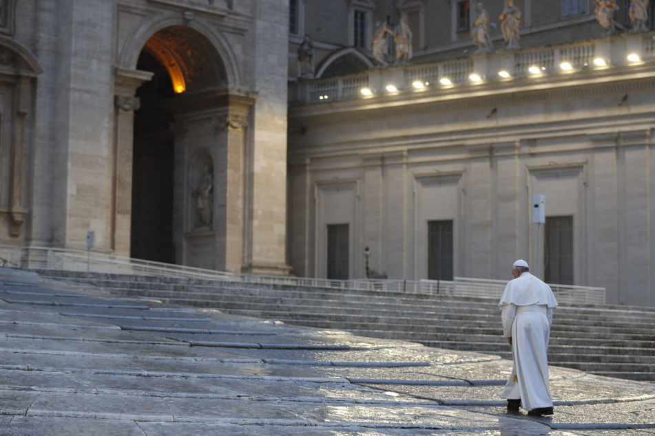 Papst Franziskus geht allein auf dem leeren Petersplatz im Vatikan. Die Kirchen bereiten sich mitten in der Corona-Krise auf das erste Osterfest ohne gemeinsame Gottesdienste vor. Überall werden die Feiertage komplett anders verlaufen als gewohnt.