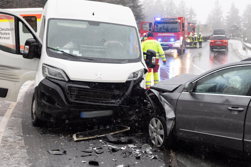 Beide Fahrzeuge mussten abgeschleppt werden.