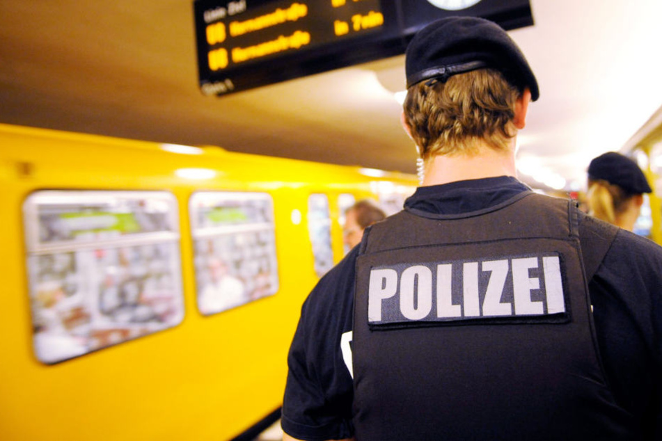 Ein Polizei bei einem Einsatz in der Berliner U-Bahn. (Symbolbild)