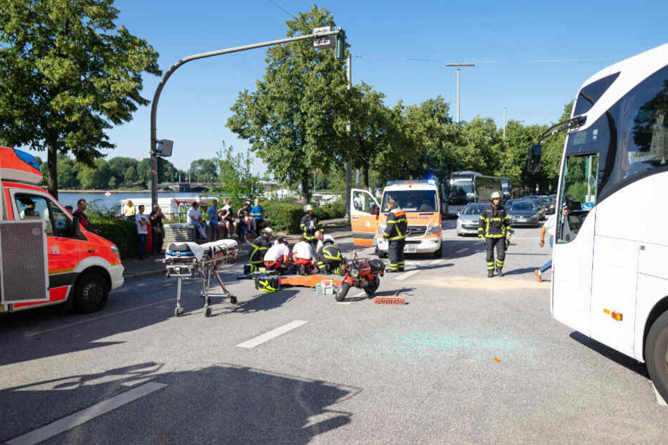 Der Rettungsdienst versorgt den Verletzten.