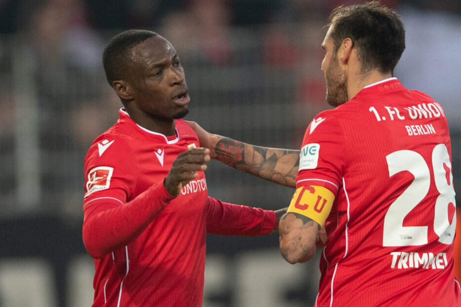 Anthony Ujah (l.) bejubelt mit Christopher Trimmel (r.) seinen Treffer zum 1:0 gegen Borussia Mönchengladbach.