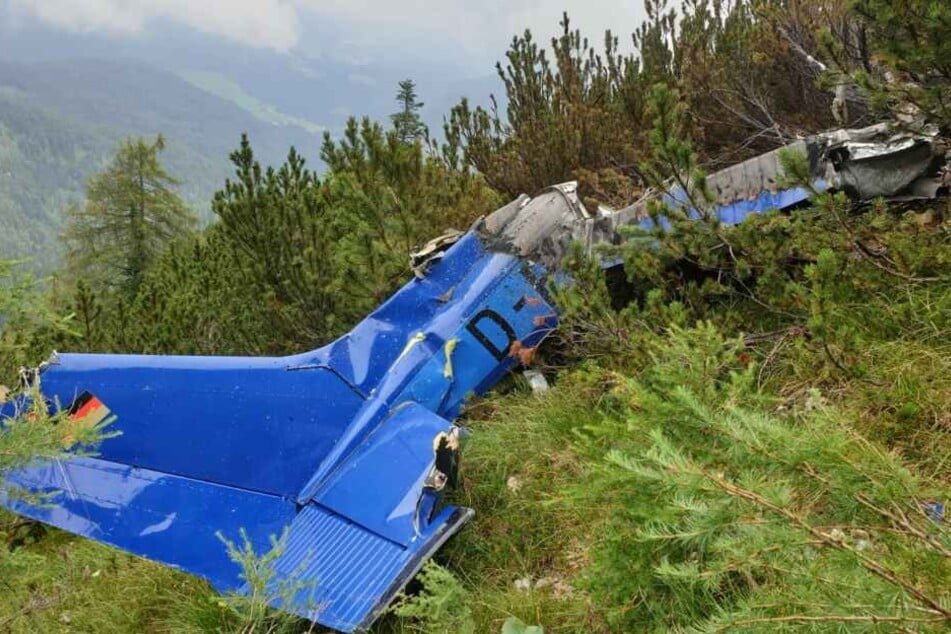 Ein Wrackteil eines Kleinflugzeugs wurde in den Bergen entdeckt.