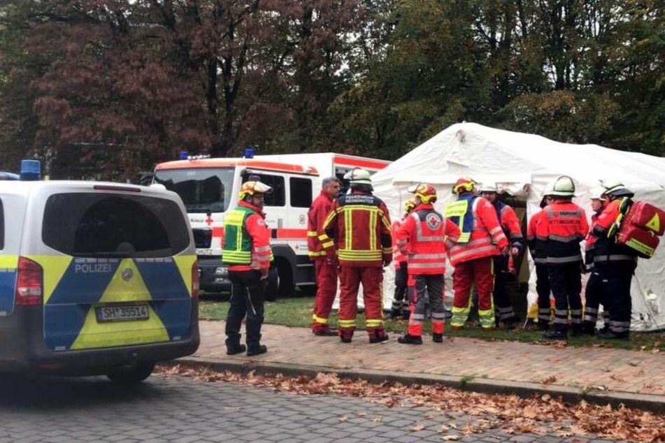 Rettungskräfte stehen vor einer geräumten Schule. (Archivbild)