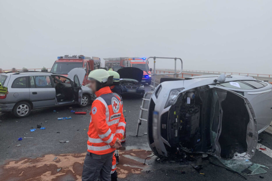 Ein Feld der Verwüstung: Gleich 18 Autos sollen ineinander gefahren sein.